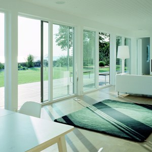 Vitmålade karmar reflekterar ljuset och tar dagsljuset längre in i rummet